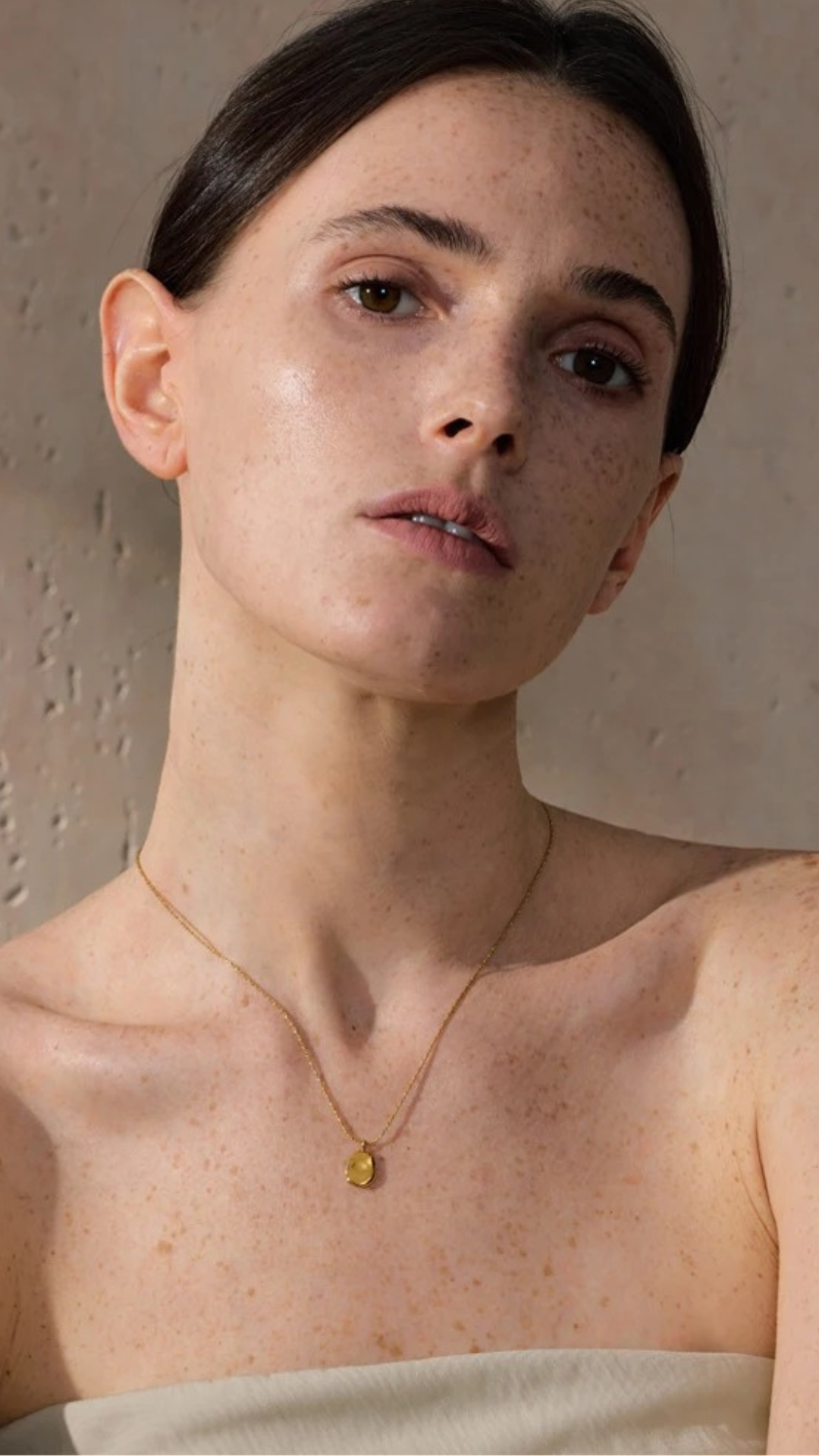 Colar Feminino Medalhão Orgânico Banhado a Ouro 18k Hipoalergênico