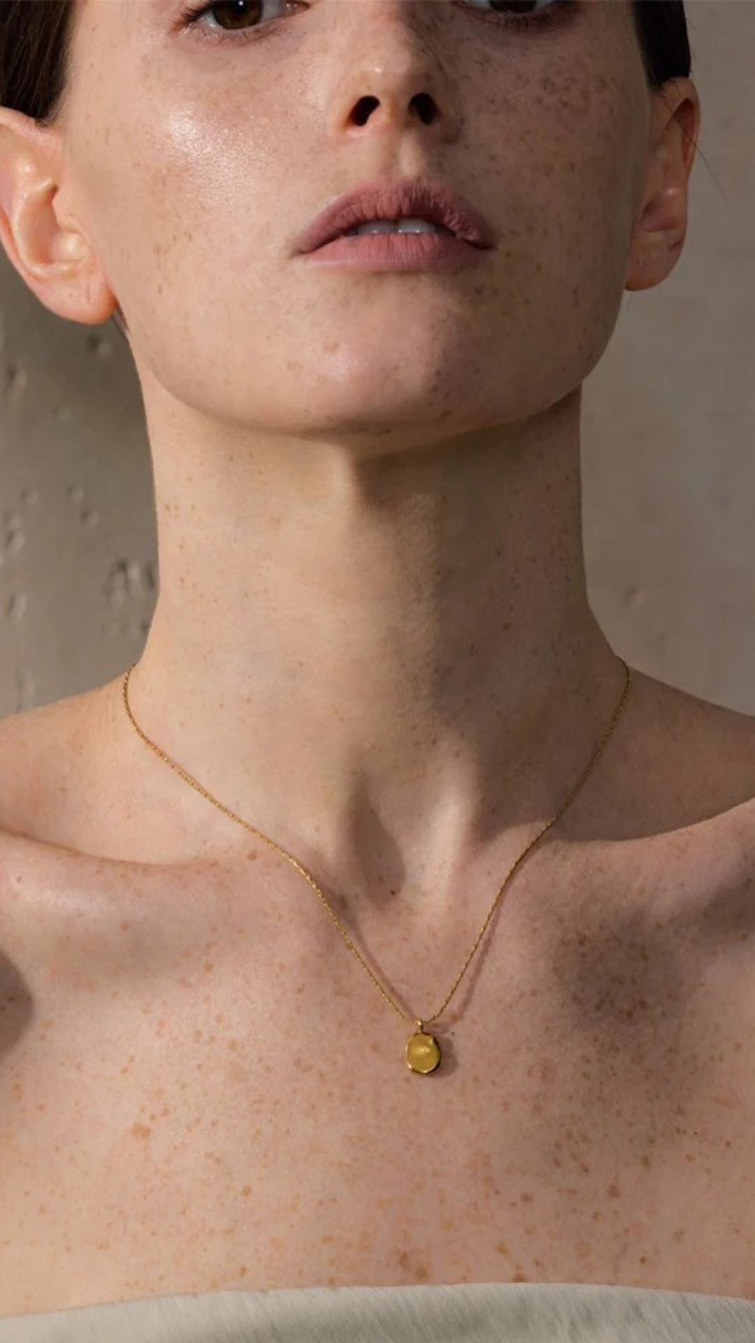 Colar Feminino Medalhão Orgânico Banhado a Ouro 18k Hipoalergênico