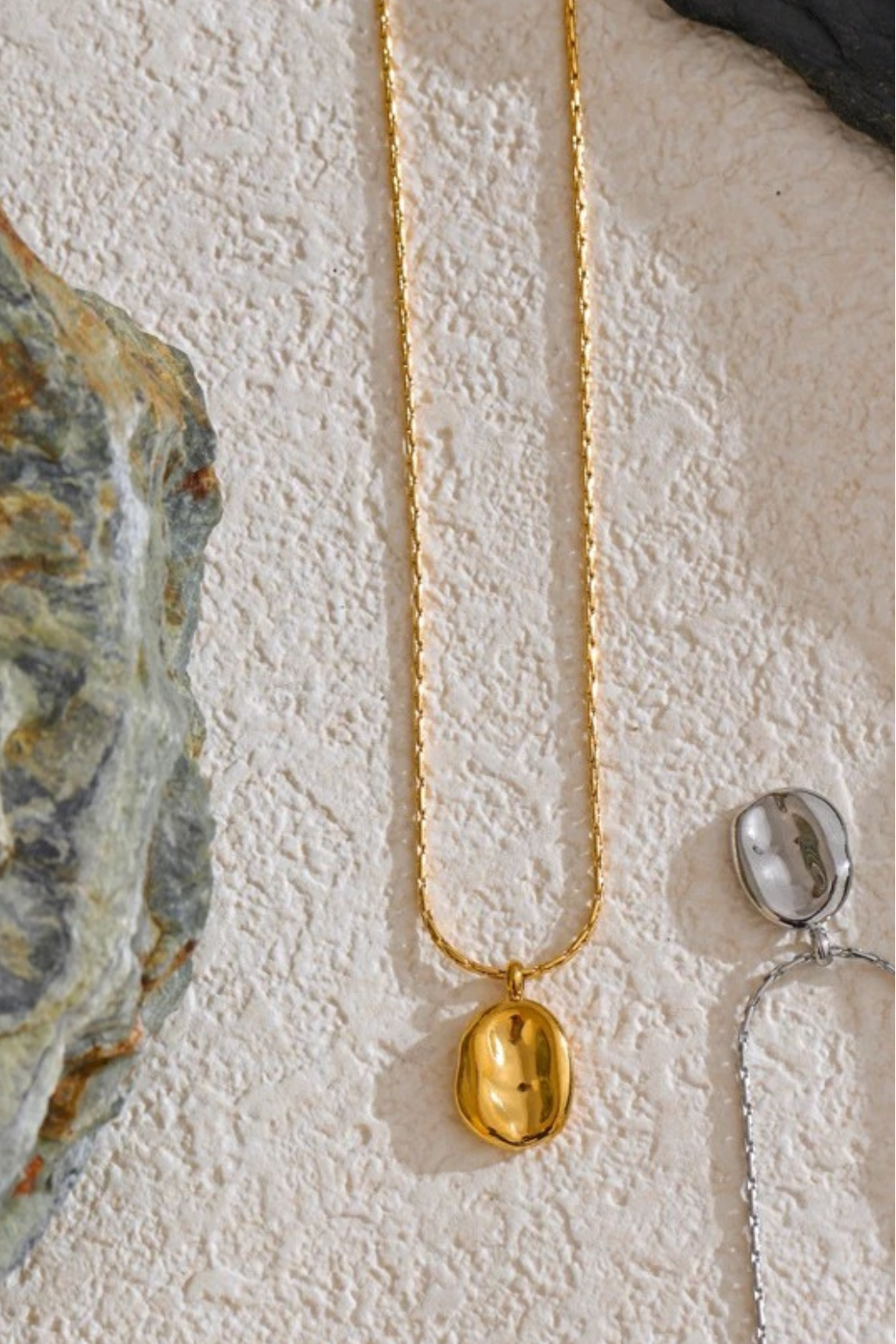 Colar Feminino Medalhão Orgânico Banhado a Ouro 18k Hipoalergênico