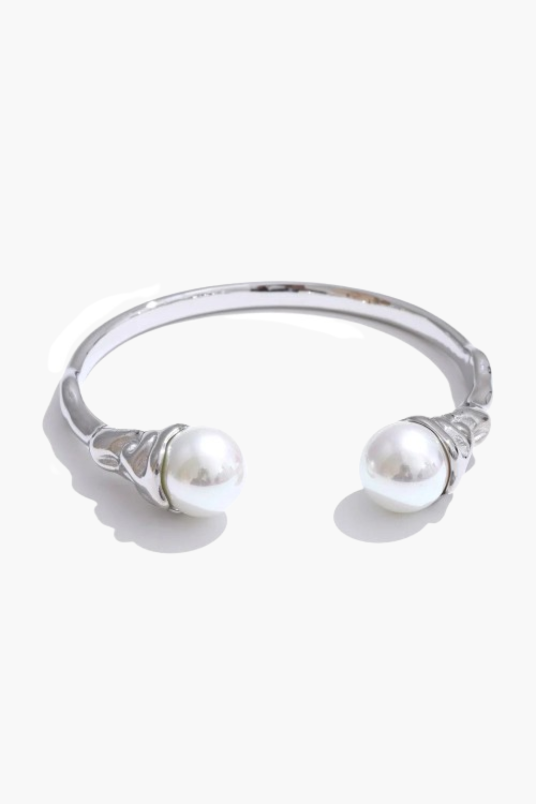 Bracelete Rígida com Pérolas Artificiais e Acabamento Esculpido