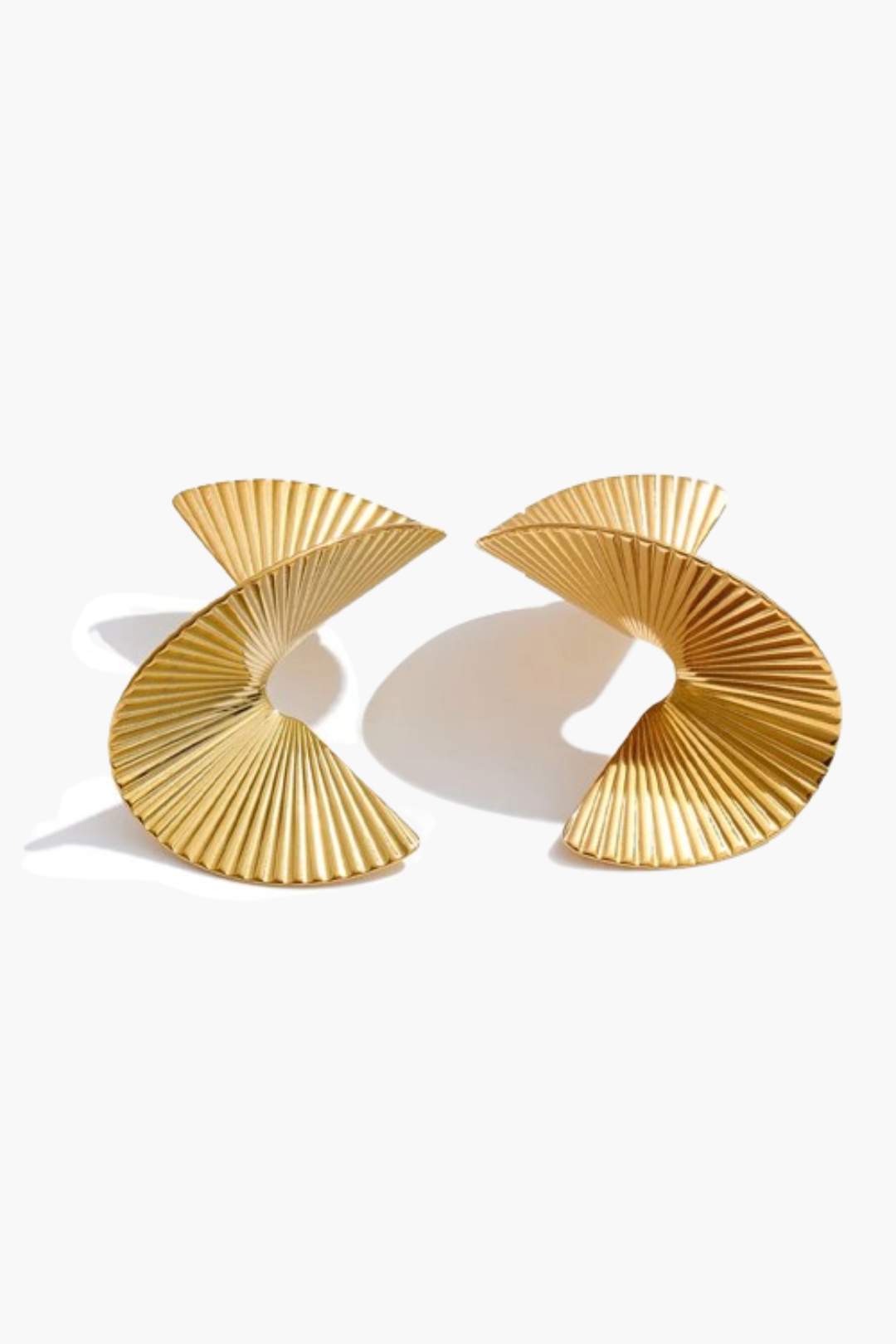 Brincos Escultura Plissada com Banho de Ouro 18K