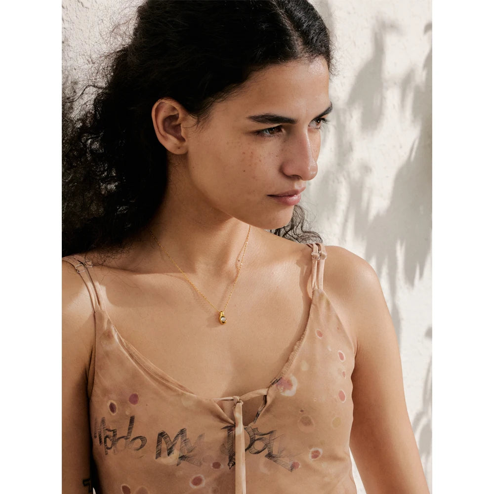 Collar con Colgante de Gota y Piedra Blanca