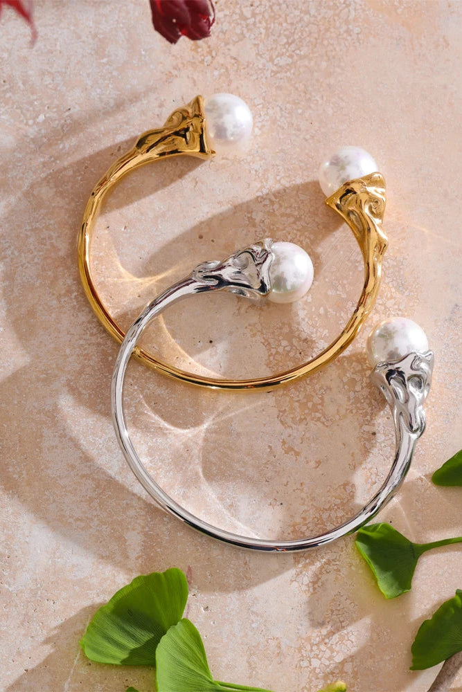 Bracelete Rígida com Pérolas Artificiais e Acabamento Esculpido
