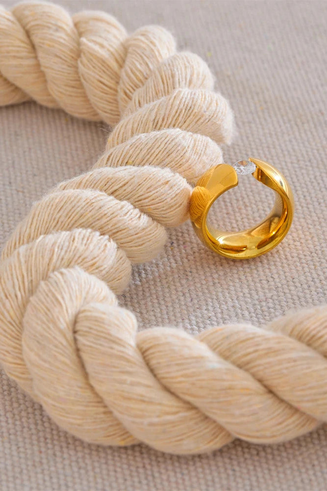 Anel Largo com Zircônia Cúbica Banhado Ouro