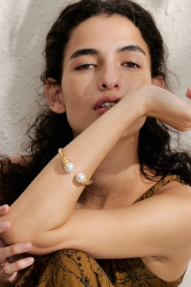 Bracelete Rígida com Pérolas Artificiais e Acabamento Esculpido