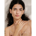 Collar con Colgante de Gota y Piedra Blanca