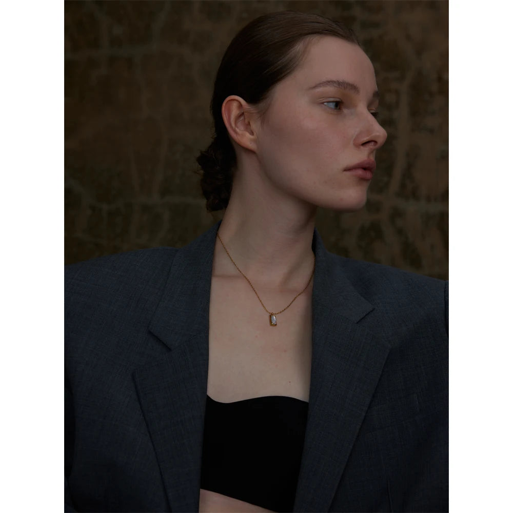 Collar con Colgante Cuadrado de Piedra Blanca