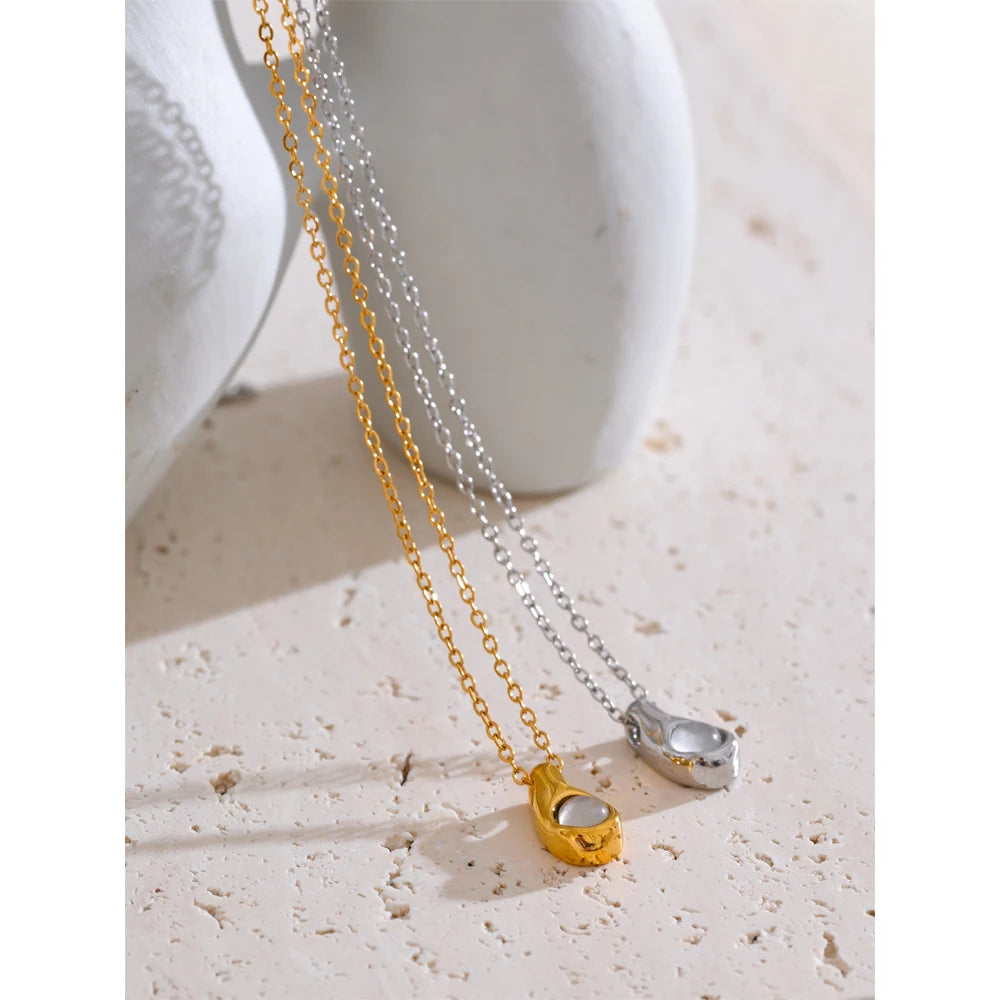 Collar con Colgante de Gota y Piedra Blanca