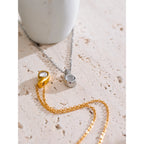 Collar con Colgante de Gota y Piedra Blanca