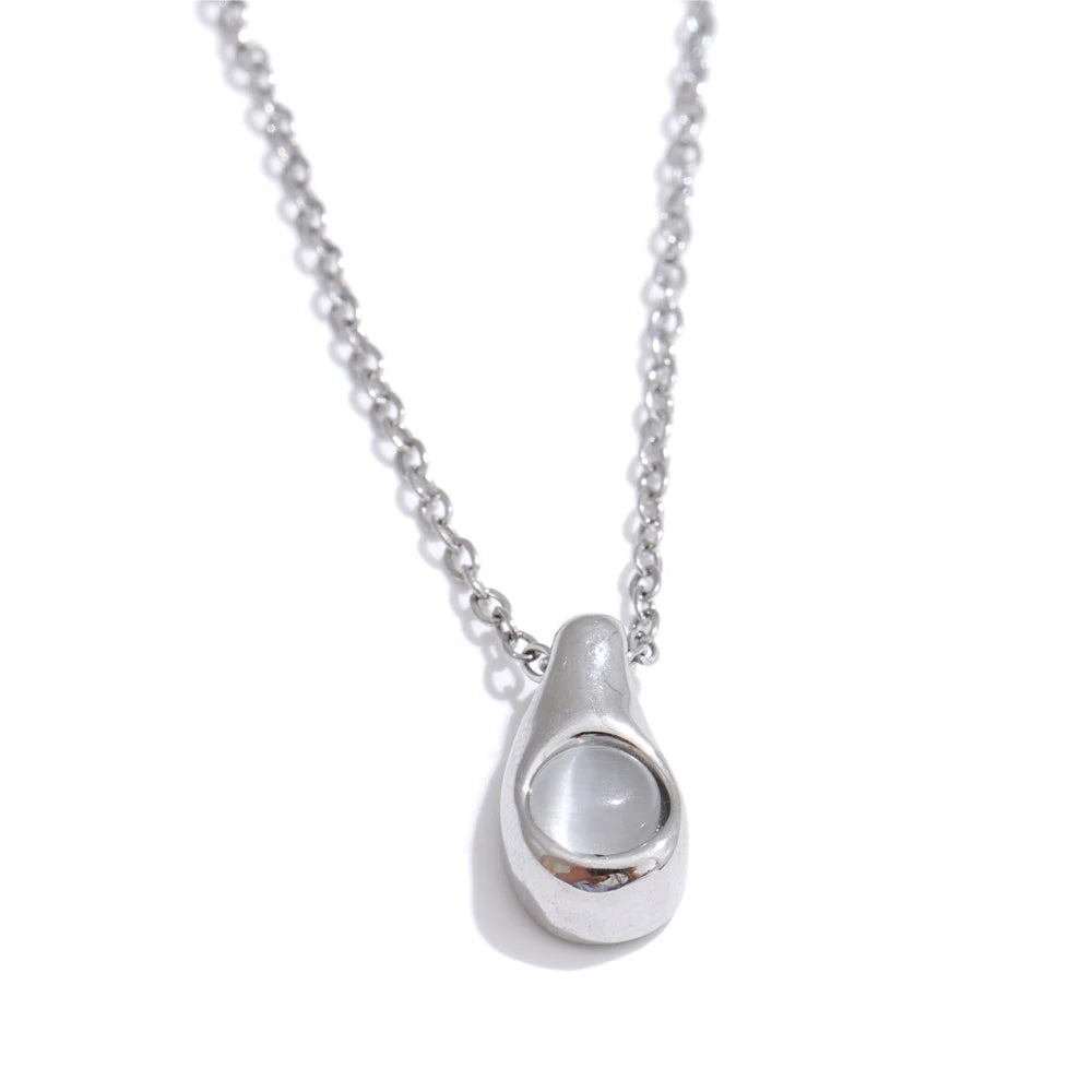 Collar con Colgante de Gota y Piedra Blanca